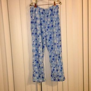 Snowflakes falling sleepwear